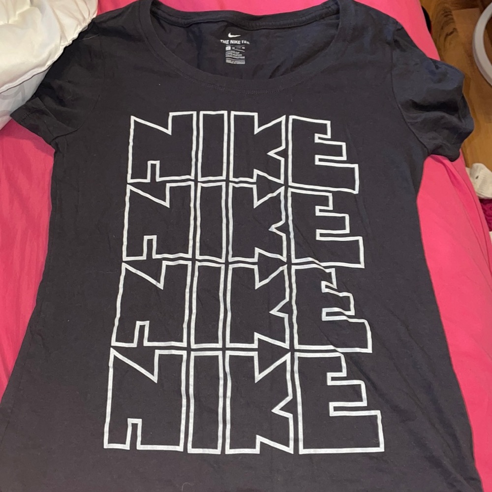 BRAND NEW NIKE T SHIRT